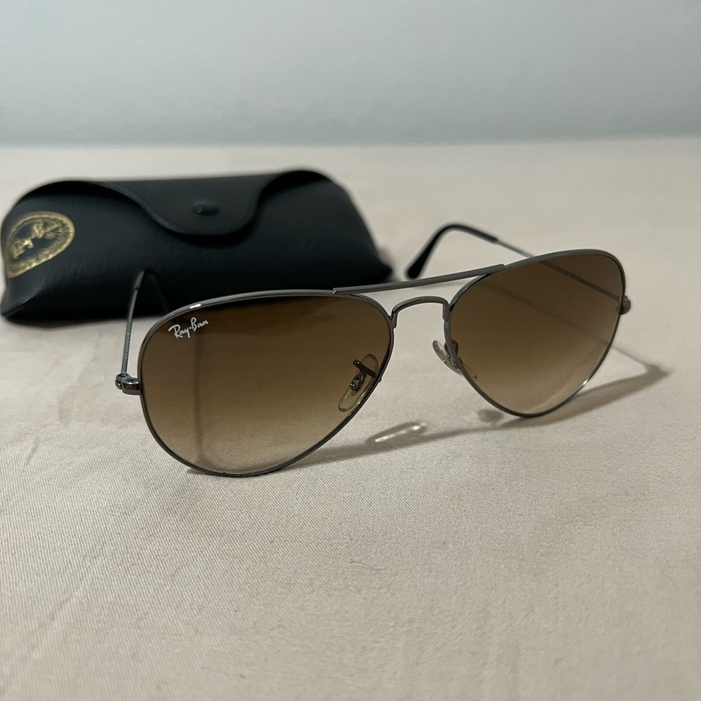 •Ray Ban Aviator
•Brand new
•No scratches
•Original box
•$100 or best offer